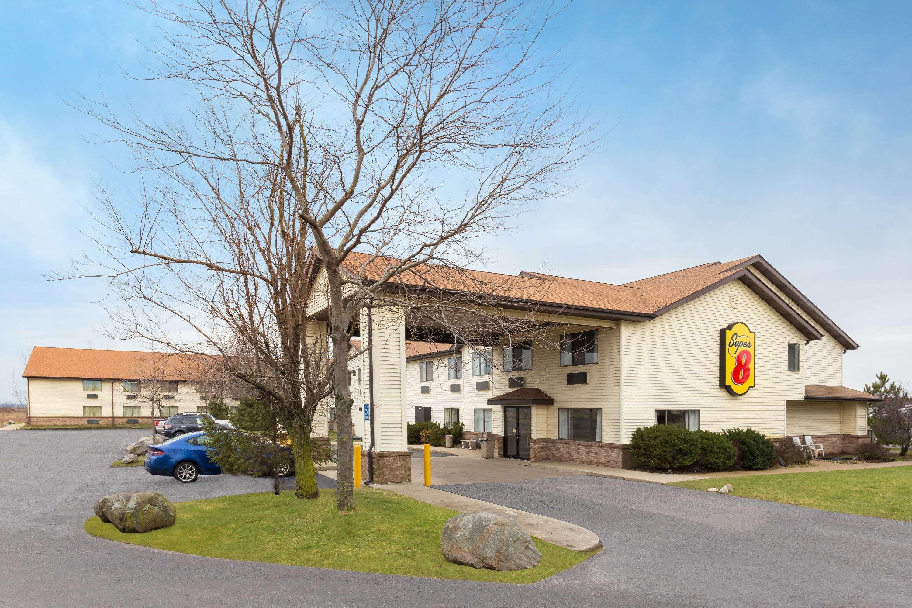 Super 8 By Wyndham Hebron Lowell Area Exterior photo