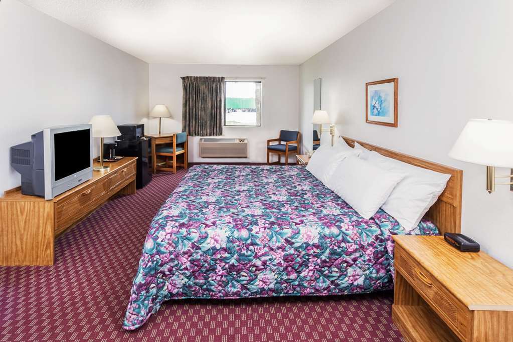 Super 8 By Wyndham Hebron Lowell Area Room photo
