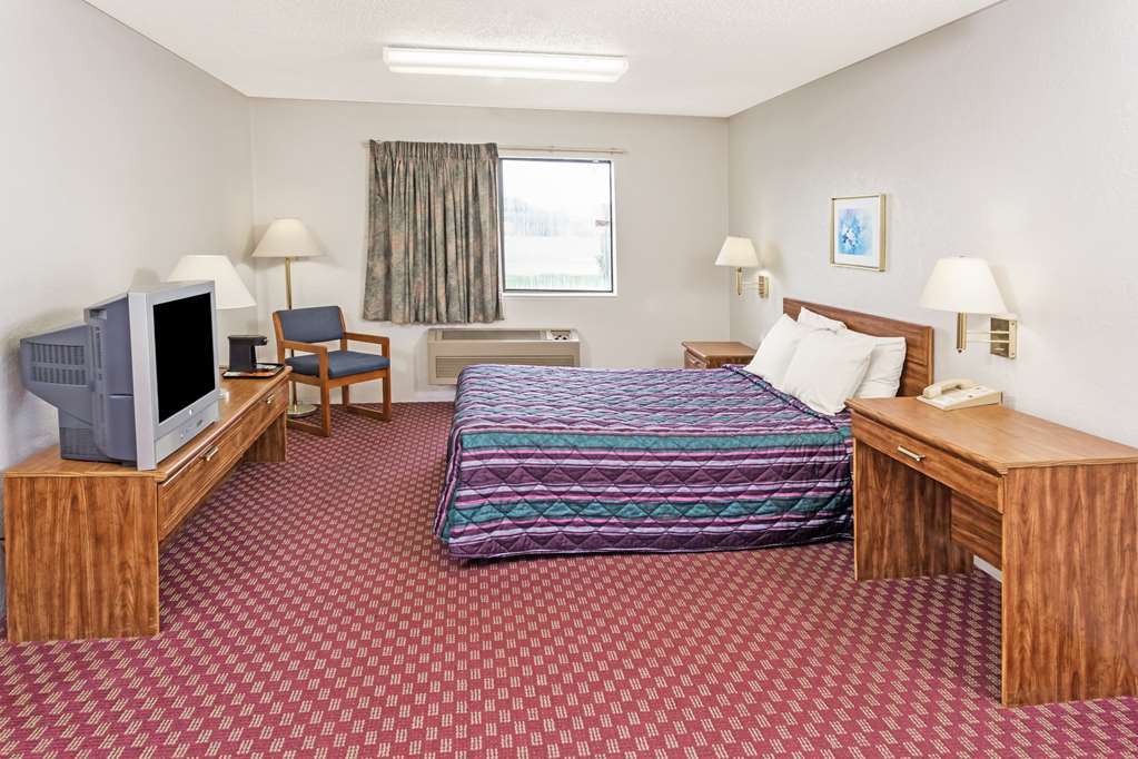 Super 8 By Wyndham Hebron Lowell Area Room photo
