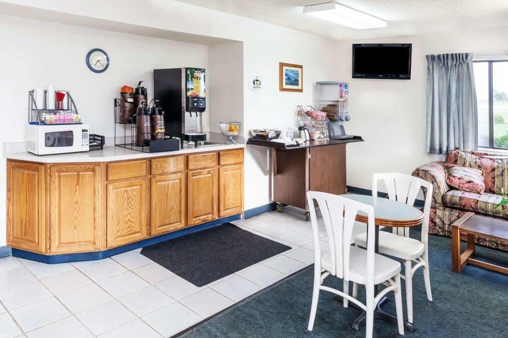 Super 8 By Wyndham Hebron Lowell Area Exterior photo