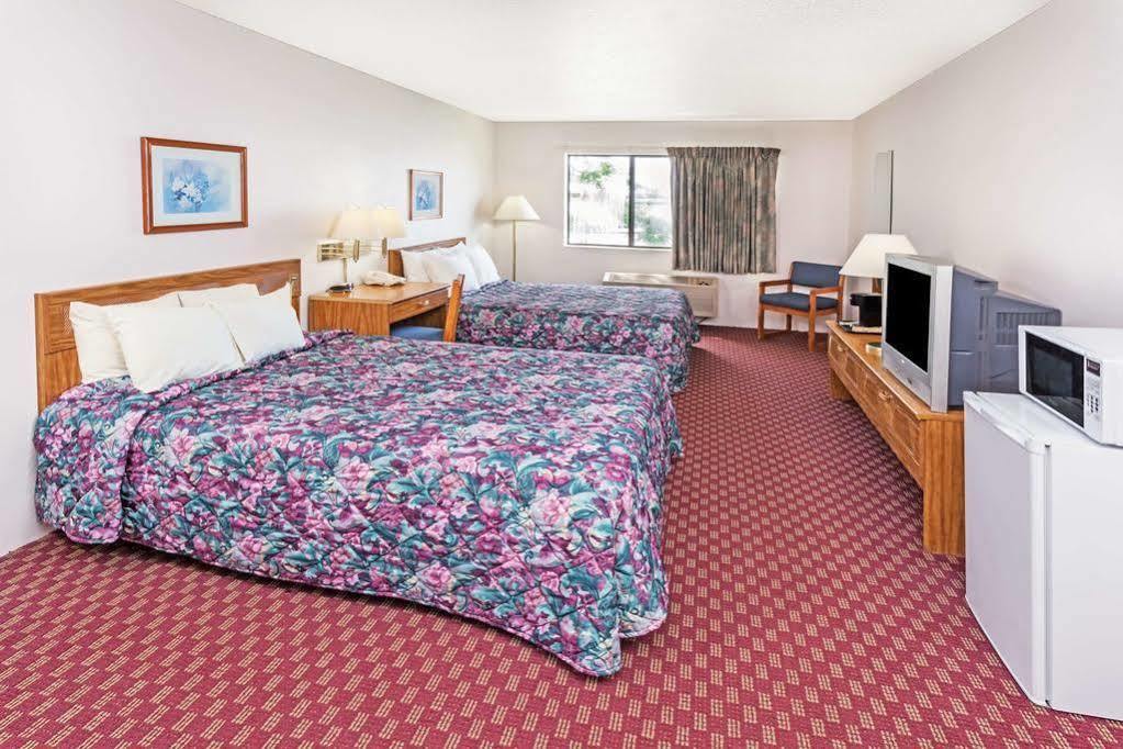Super 8 By Wyndham Hebron Lowell Area Exterior photo